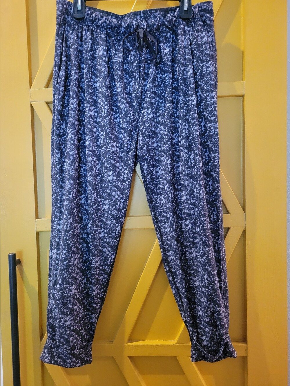 Lululemon Drawstring Multi Color Print Pants - Black & Grey